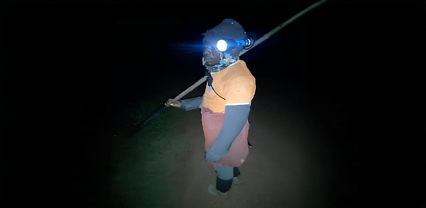 Chasseur nocturne de grenouilles dans la vallée de l’Ouémé